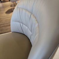 einzelstuehle-rolf-benz-stuhl-noa-690-rolf-benz-leder-36-mittel-quarzgrau-fuesse-umbragrau-lackiert-4