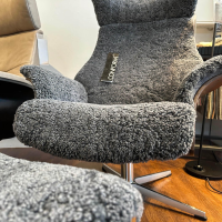 Conform - Sessel Air Schaffell D Charcoal Grau Schale Walnuss Lackiert Fuß Aluminium Inklusive Hocker - 5