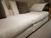 ecksofas-flexform-sofa-groundpiece-stoff-ernest-n340-extra-weiss-mit-lederablage-braun-metallgestell