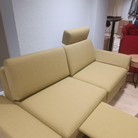 2-sitzer-sofas-wolkenweich-sofa-sirio-stoff-arco-schurwolle-kiwi-gruen-gelb-holzkufen-eiche-geoelt-9