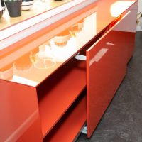 kommoden-sideboards-kettnaker-schiebetuerenschrank-soma-lack-koralle-rot-orange-sockelplatte-lack-2