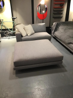 2-sitzer-sofas-poliform-lounge-sofa-mondrian-element-armlehne-links-mit-pouf-bezug-stoff-kushira-05-3