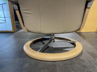Stressless - Sessel Mayfair M Leder Batick Mole Beige Gestell Metall 40 Alu Poliert Fuß Signature Holz Eiche Mit Hocker - 3