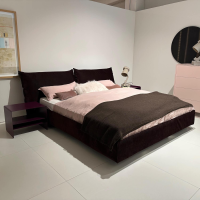 Möller Design - Bettanlage MD 13 Rose Stoff Charmelle Cord 103 Aubergine Violett Holzfuß Inklusive Beistelltisch Und Metallcontainer - 3