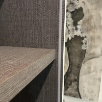 Tomasella - Schiebetürenschrank Contur Loretta Tür Ahtena OC 121 Bianco Gesso Weiß OC 130 Grigio Piacenza Grau Innen Alpaca Grau - 2