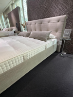 Schramm - Boxspringbett Gala 28 Stoff Clara 820 Stone Grau Kopfteil Quadro K314 120 Füße Holz 71L Eiche Wengefarben Gebeizt - 4