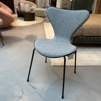 Fritz Hansen - Stuhl Die Serie 7 Stoff Hallingdal Grau 130 Rücken Esche Schwarz Gestell Metall 3107 Schwarz Pulverbeschichtet - 9