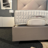 Treca Interiors - Bett Carat Stoff Tiera D Sand Grau Beige Blockfüße Aluminium Inklusive Matratzen Mit Verstellung ohne Topper - 8