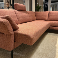 Contur - Ecksofa Enna Stoff Marinet 95 Coral Rosa Füße Metall Schwarz Inklusive Kopfstütze - 7