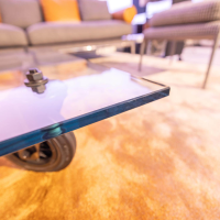 FontanaArte - Couchtisch Tavola con Ruota Grande, Design Gea Aulenti 1980, geschliffenes Glas 15 mm, Gestell Rollen schwarz - 7