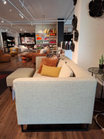 freistil Rolf Benz - Sofa K SOB 160 202 Stoff 7463 Kieselgrau Grau Stahlkufe Tiefschwarz Mit Hocker Und Kissen - 6