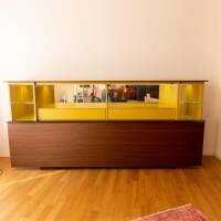 kommoden-sideboards-porro-gallery-low-cupboard-aussen-holzfarbe-w20-mongoi-innen-giallo-mustard-14