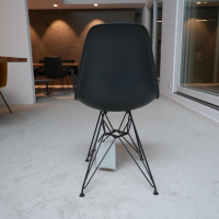 einzelstuehle-vitra-stuhl-eames-plastic-side-chair-dsr-stoff-hopsak-dunkelgrau-drahtgestell-basic-2