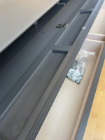 Sudbrock - Wohnkombination Cubo Lack Quarz Schwarz Paneel Eiche Astig Wandschrank Aluminium Glastür Schwarz Mit Beleuchtung - 5