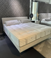 Schramm - Boxspringbett Basis 18 Kopfteil Change Stoff Bella-2690-Platinum mit Matratzen Divina - 2