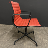 buerostuehle-vitra-armlehnstuhl-aluminium-chair-ea104-bezug-leder-rot-stone-gestell-aluminium-6