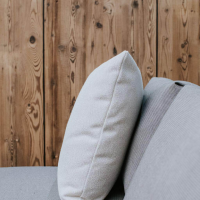 Gloster - Outdoorsofa Grid Lounge Stoff Cameron Granit Hellgrau Gestell Metall Meteor Ablage Holz Teak - 9