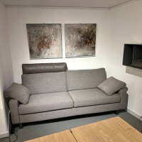 COR - Sofa Conseta Stoff 8079 Taupe Grau Metallkufe Schwarzchrom Inklusive Armkissen Und Kopfstütze Comfort - 6