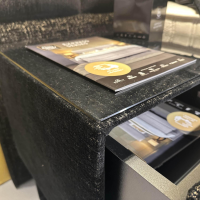 Eigene Herstellung - MARKE SERTA // Boxspringbett Luxury Magnum Grande Stoff Schwarz Gold Manyas Z3 Inkl. Nachtkonsolen - 8