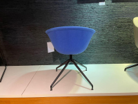 einzelstuehle-arper-armlehnstuhl-duna-02-spinnenfuss-drehbar-aluminium-schwarz-matt-lackiert-mit