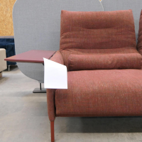 COR - Sofa Avalanche Stoff 9202 Dunkelrot Rot Ablage Und Gestell Lack RAL 3009 Oxidrot Rot Mit Hocker - 7