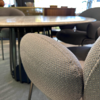 Freifrau - Outdoor Essgruppe BC07 Platte Travertin Triato Kiesel Grau Gestell Bronze Schwarz Nana Stoff Loopi Coconut Taupe Grau Braun - 9