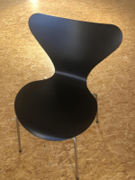 einzelstuehle-fritz-hansen-stuhl-serie-7-gefaerbte-esche-schwarz-190-gestell-verchromt-stapelbar-352-3
