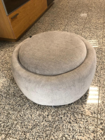 Troels - Hocker Circle Stoff Yeti Triton Hellgrau Eiche Natur Geölt - 4