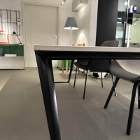 MDF Italia - Tisch Axy Outdoor Platte Kunststein Calce P107 Hellgrau Gestell Struktur Lackiert Matt Graphitgrau - 6