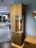 Schröder Franz - Wohnwand Kitzalm Solid Plus K050 Kernasteiche Natur Furniert Gebürstet Akzentglas Schiefer Grau Inklusive Beleuchtung - 2