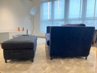 Christine Kröncke - Sofa Hailey Stoff Eloy 052 Navy Blue Gestell Metall 15 Rauchbraun Hocker Stoff Chameleon 086 Grau-Blau mit Hocker - 5