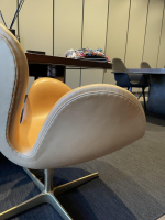 Fritz Hansen - Stuhl Swan Chair Pure Leather Leder Natur Beige Gestell Vergoldet Drehbar - 4