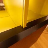 kommoden-sideboards-porro-gallery-low-cupboard-aussen-holzfarbe-w20-mongoi-innen-giallo-mustard-3