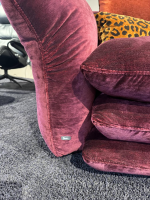 Bretz - Sofa Manyara Stoff Boa Bordeaux Rot mit 5 Kissen - 5