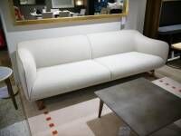 2-sitzer-sofas-giorgetti-sofa-drive-stoff-mastice-weiss-fuesse-nussbaum-11-360-01-47865-5