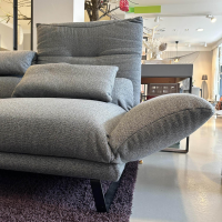 2-sitzer-sofas-ip-design-funktionssofa-clou-bezug-stoff-8-mara-grau-kufe-metall-matt-schwarz-sitz-9