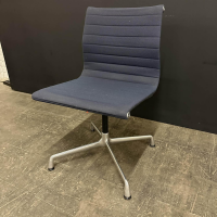 einzelstuehle-vitra-stuhl-aluminium-chair-ea101-bezug-hopsak-dunkelblau-gestell-aluminum-verchromt-7