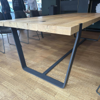 Janua - Tisch BB11 Clamp Platte Eiche Altholz Natur Geölt Füße RAL 9005 Tiefschwarz Schwarz Pulverbeschichtet - 9