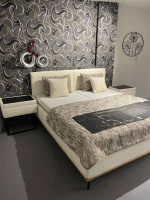 Hukla - Polsterbett Pablo PB Stoff Kama Natur Beige Fuß Metall Schwarz Mit Nachtkonsolen Holzablage Schwarz Und Matratze - 2