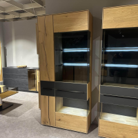 Mondo - Vitrine Natur Talvera Asteiche Massiv Geölt Bianco Lack Anthrazit Satiniert Mit Beleuchtung Tür Links - 4