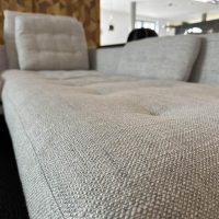 Vitra - Ecksofa Grand 3 Stoff 240 Corsaro Stone Melange Beige Füße Aluminium Poliert Inklusive Längliches Tablett Tray - 5