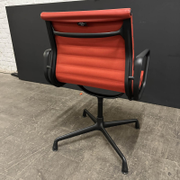 buerostuehle-vitra-armlehnstuhl-aluminium-chair-ea104-bezug-leder-rot-stone-gestell-aluminium