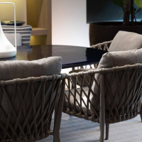 B&B Italia - Outdoor Gruppe Allure Tisch Steinzeug Ozeanblau Gestell Zement Grau Sitzbank Und Stuhl Erica Geflecht Und Gestell Tortora Grau - 3