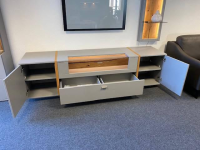 MCA Furniture - Wohnwand Sevilla Lack Arktis Grau Holzspange Eiche Furniert Parosalglas Grau Metallgriffe Nickel Matt Inkl. Beleuchtung - 8