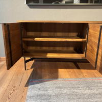 Janua - Sideboard SC 21 Eiche Geräuchert Natur Geölt Oberfläche Gebürstet Fußgestell Aluminium Tiefschwarz - 2