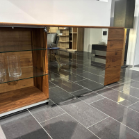 Team 7 - Anrichte Nox Nussbaum Wild Naturöl Mit Palladiumglas Schwarz Matt Mit Beleuchtung - 3