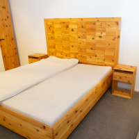ganze-schlafzimmer-anrei-komplettes-schlafzimmer-zirbenholz-mit-doppelbett-inklusive-matratzen-3