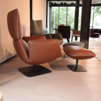 relaxsessel-cor-sessel-jalis-lounge-mit-hocker-leder-cognac-tellerfuss-schwarz-braun-301-02-56950-4