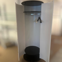 Eigene Herstellung - Kleiderschrank Weiß Mit Graffiti Design Und Ablagefach Füße Rollen Schwarz - 3