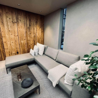 Gloster - Outdoorsofa Grid Lounge Stoff Cameron Granit Hellgrau Gestell Metall Meteor Ablage Holz Teak - 3